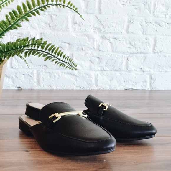 ✨RESTOCKED✨ NWT. Black loafer w/ gold chain - Picture 3 of 8
